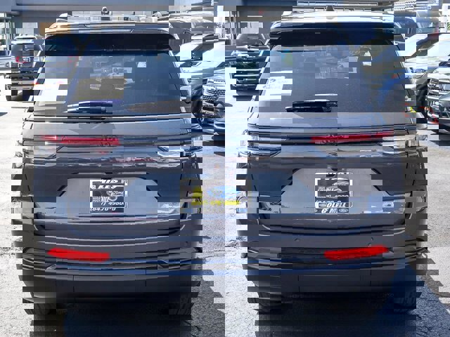 Used 2024 Jeep Grand Cherokee Altitude image 4