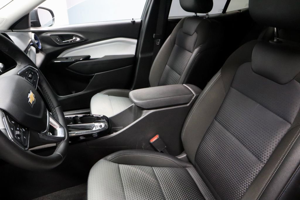 Used 2025 Chevrolet Trax LT w/ LT Convenience Package image 23