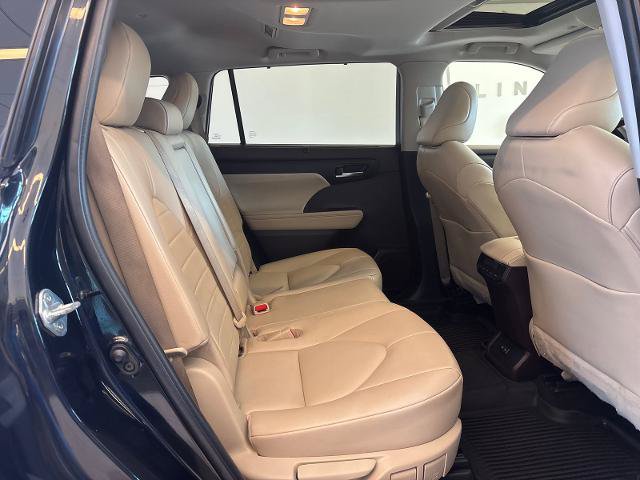 Used 2022 Toyota Highlander XLE AWD/4WD image 9