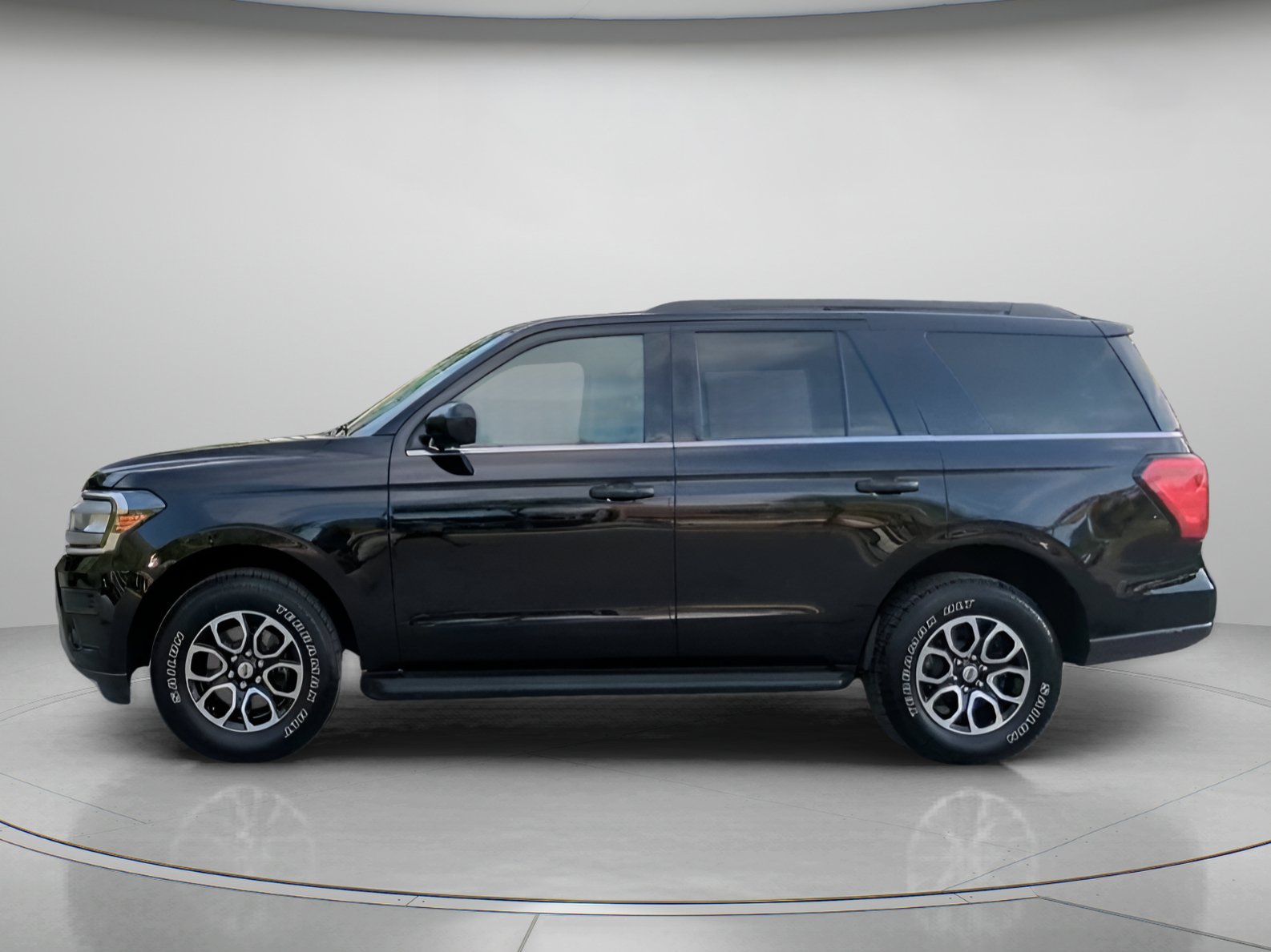 Certified 2024 Ford Expedition XLT RWD image 16