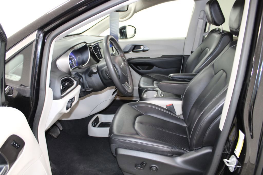 Used 2024 Chrysler Pacifica Touring-L image 23