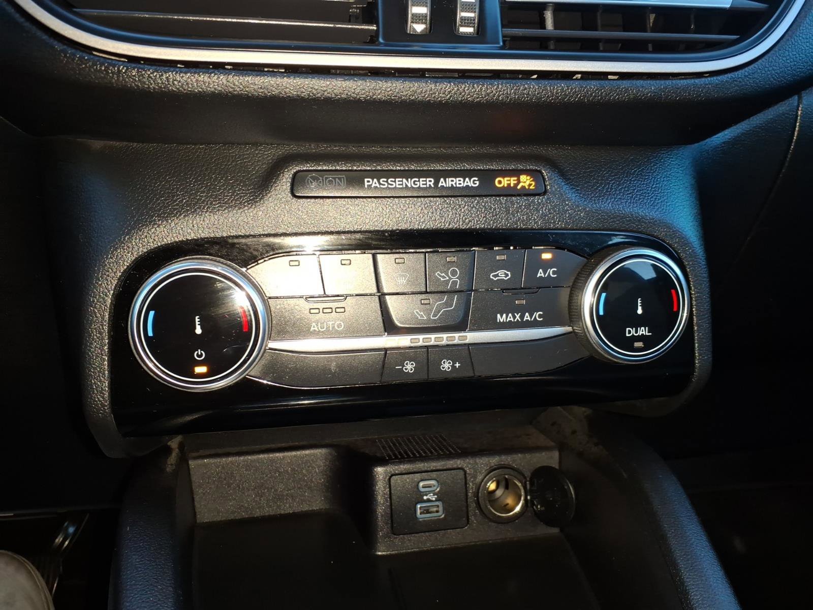 Certified 2022 Ford Escape SE w/ SE Sport Appearance Package image 24