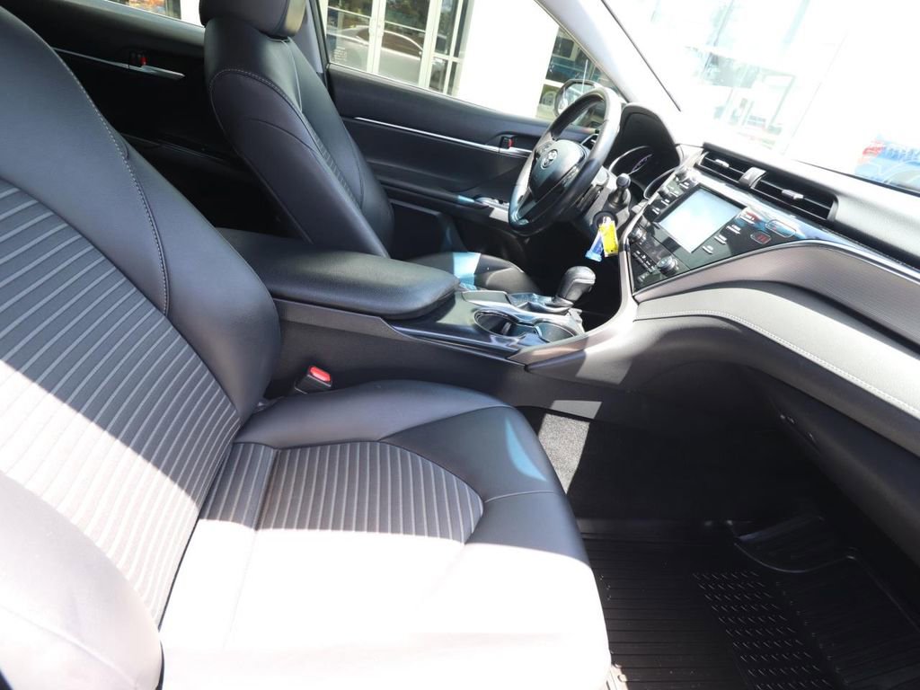Used 2018 Toyota Camry SE FWD image 12