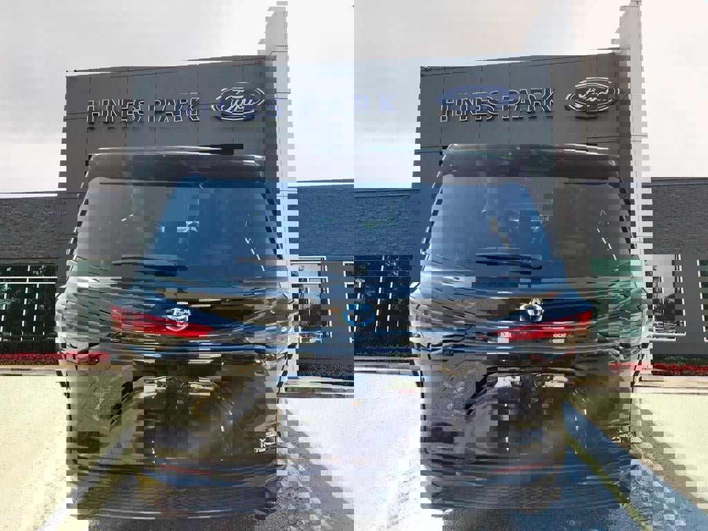 Used 2022 Toyota Sienna XSE image 4