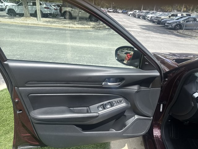 Used 2025 Nissan Altima 2.5 SV FWD image 11