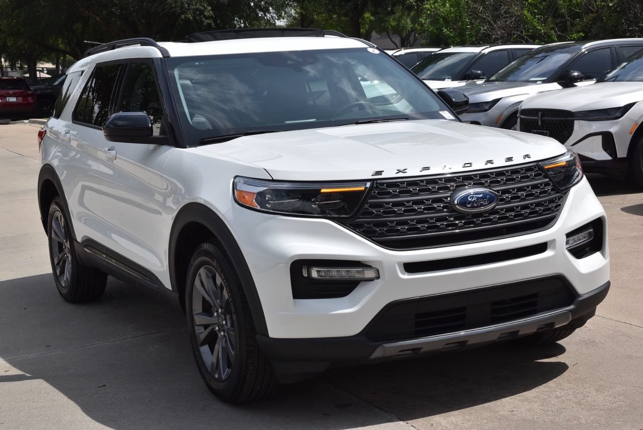 Certified 2024 Ford Explorer XLT w/ Equipment Group 202A AWD/4WD image 4