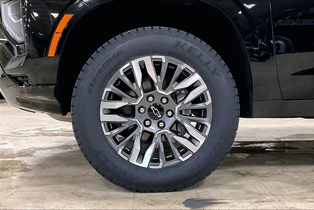 Used 2025 Chevrolet Suburban Z71 AWD/4WD image 9