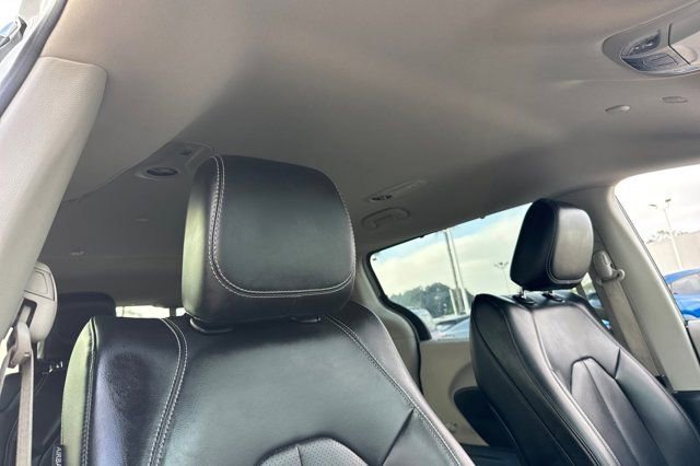 Used 2023 Chrysler Pacifica Touring-L image 20