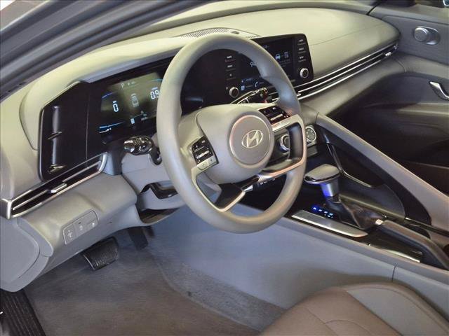 Used 2025 Hyundai Elantra SE FWD image 9
