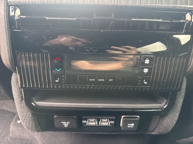 Used 2022 Jeep Wagoneer Series III AWD/4WD image 32