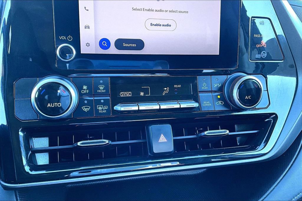 Used 2024 Toyota Highlander LE FWD image 31