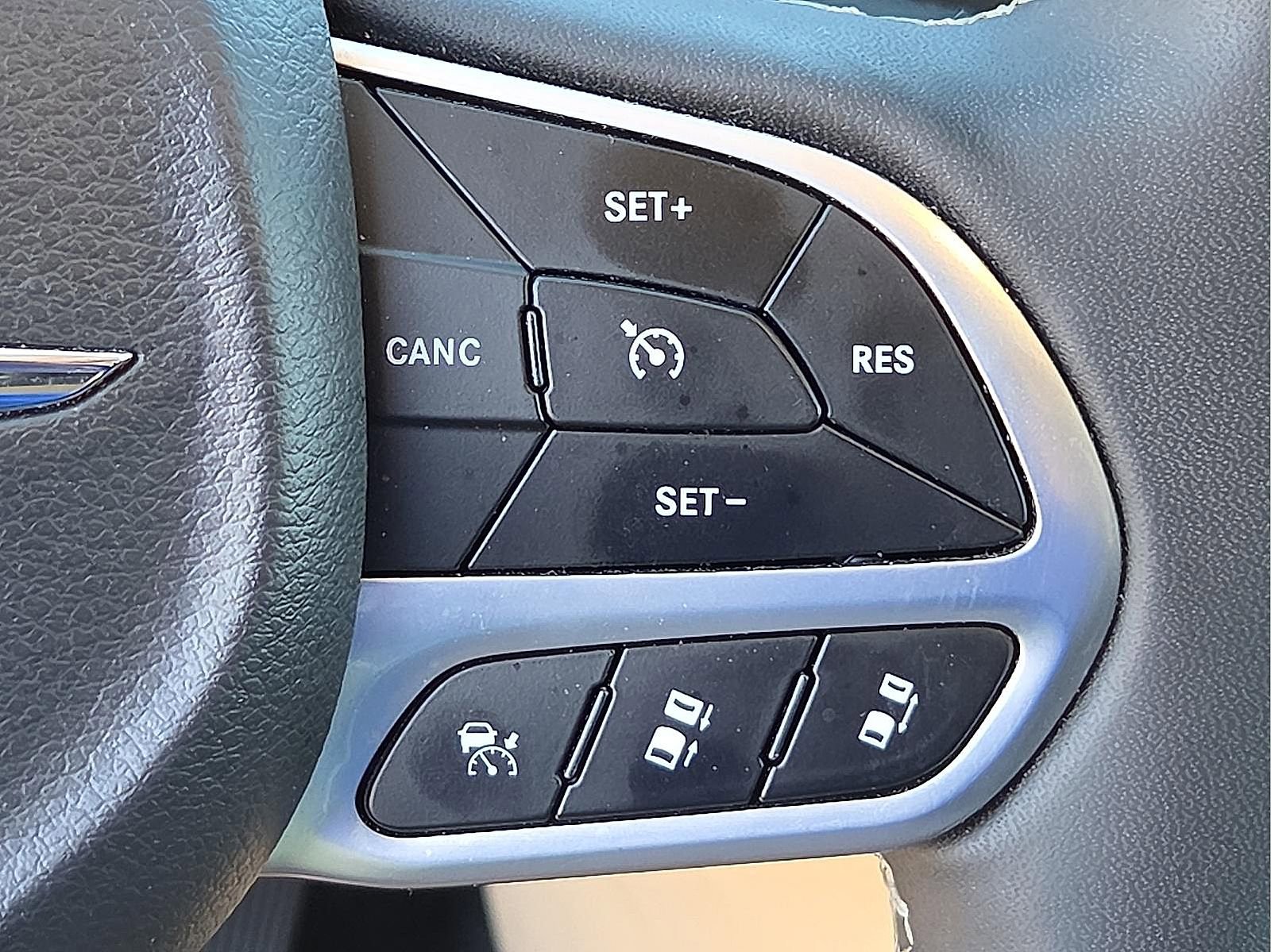 Used 2023 Chrysler Pacifica Touring-L image 21