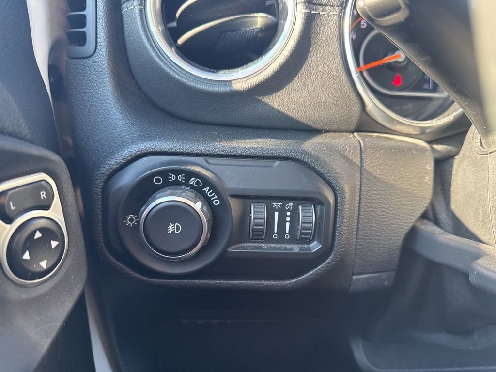 Used 2020 Jeep Wrangler Unlimited Sahara image 24