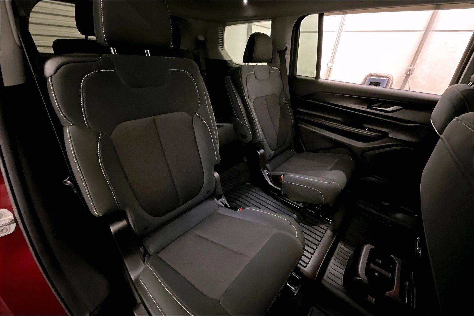 Used 2023 Jeep Grand Cherokee L Laredo image 26