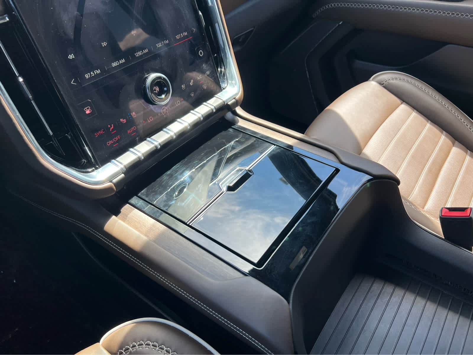 Used 2025 GMC Yukon Denali Ultimate AWD/4WD image 40