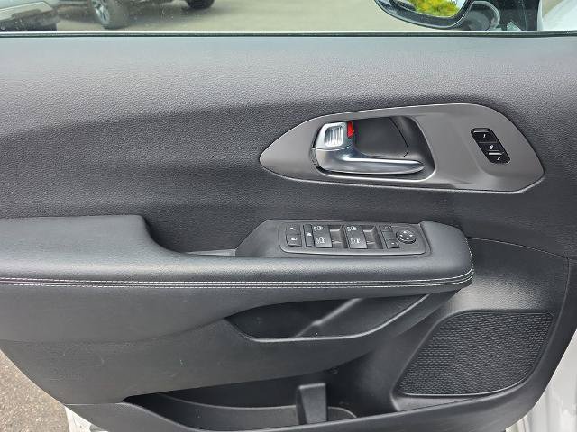 Used 2025 Chrysler Pacifica Select FWD image 17