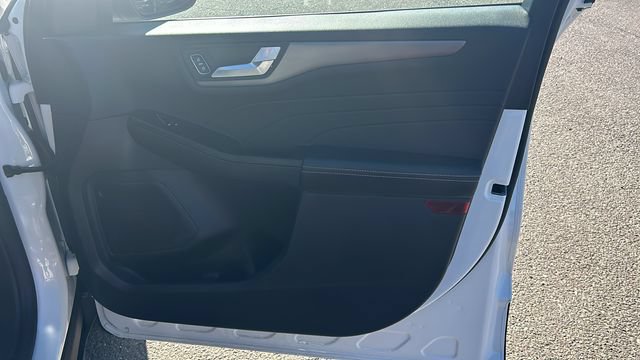 Certified 2025 Ford Escape SE w/ Class II Trailer Tow Package FWD image 10