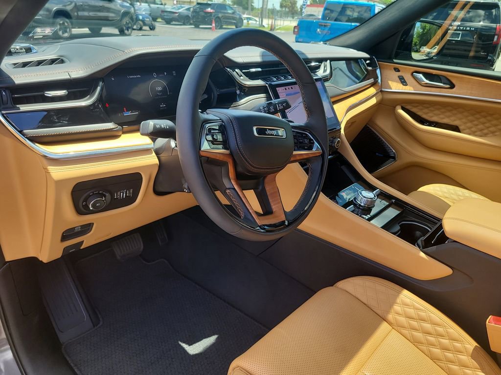 Used 2024 Jeep Grand Cherokee Summit AWD/4WD image 16