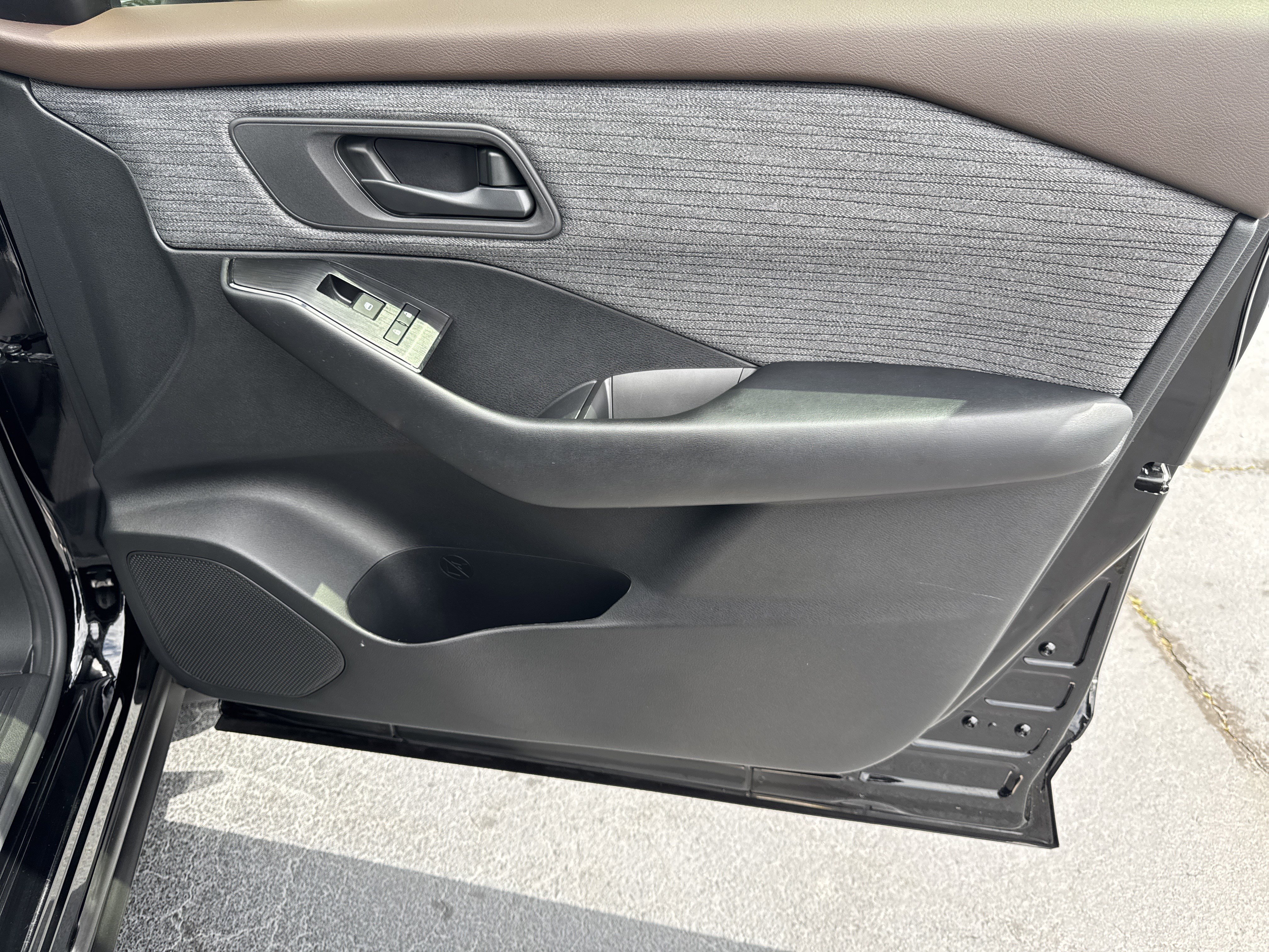 Used 2023 Nissan Rogue S FWD image 15