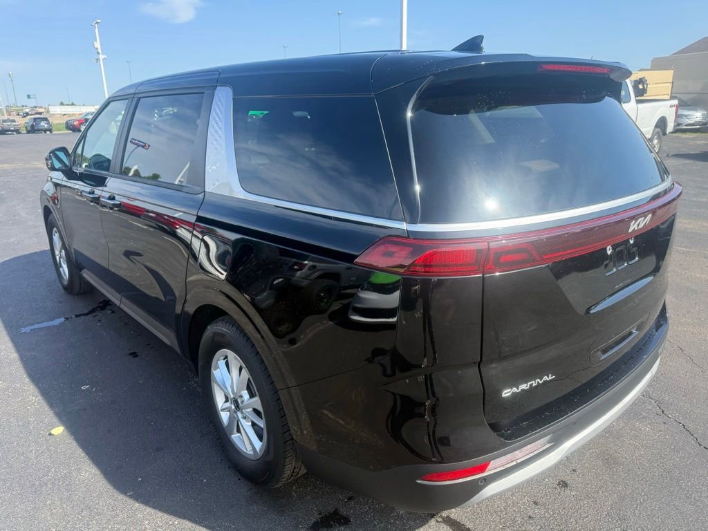 Used 2024 Kia Carnival LX FWD image 5