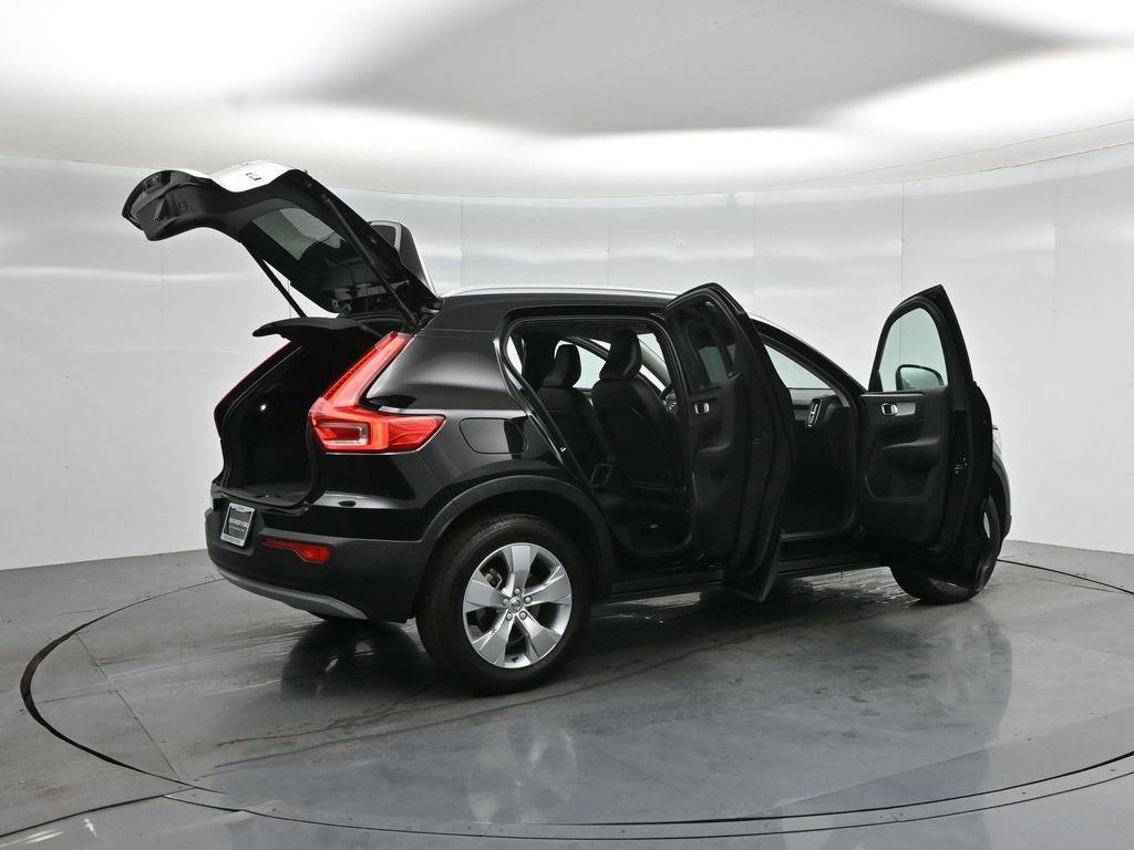 Used 2022 Volvo XC40 T5 Momentum image 5