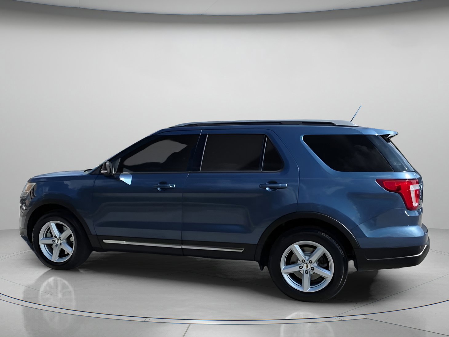 Certified 2018 Ford Explorer XLT w/ Equipment Group 202A image 11