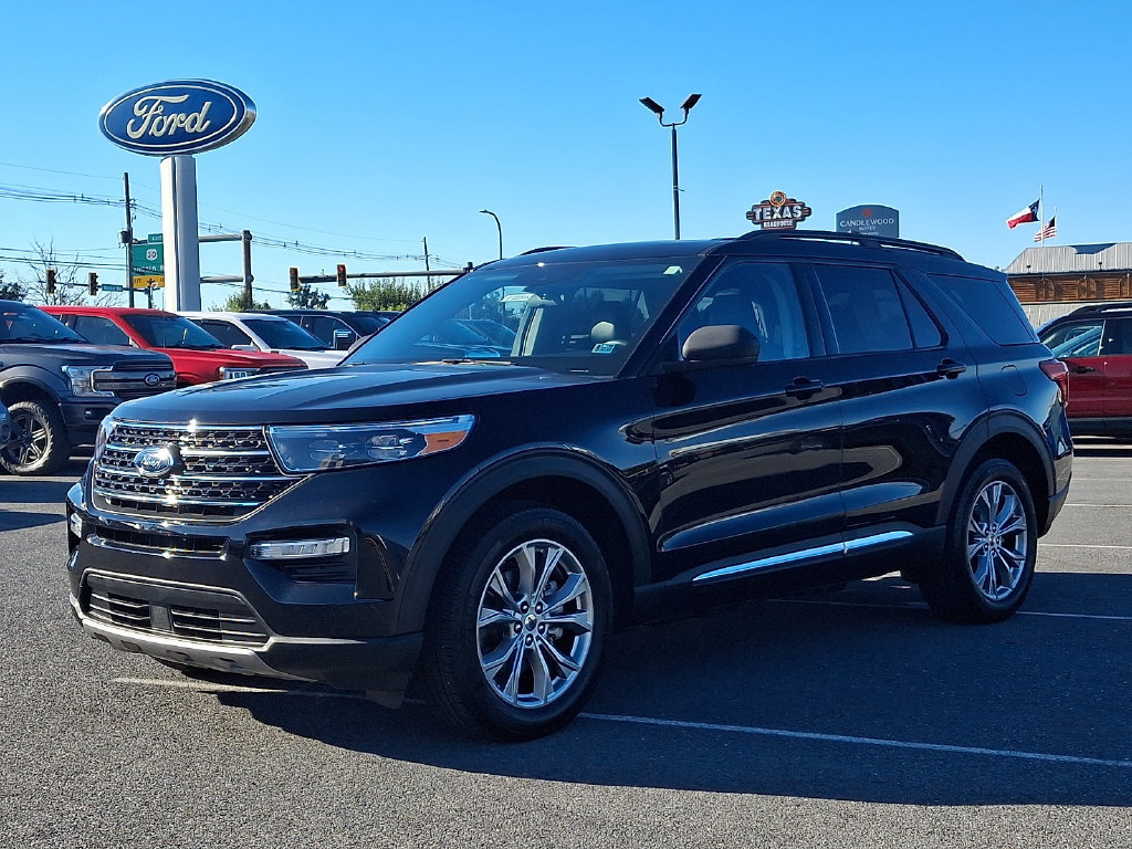 Certified 2024 Ford Explorer XLT w/ Equipment Group 202A AWD/4WD image 3