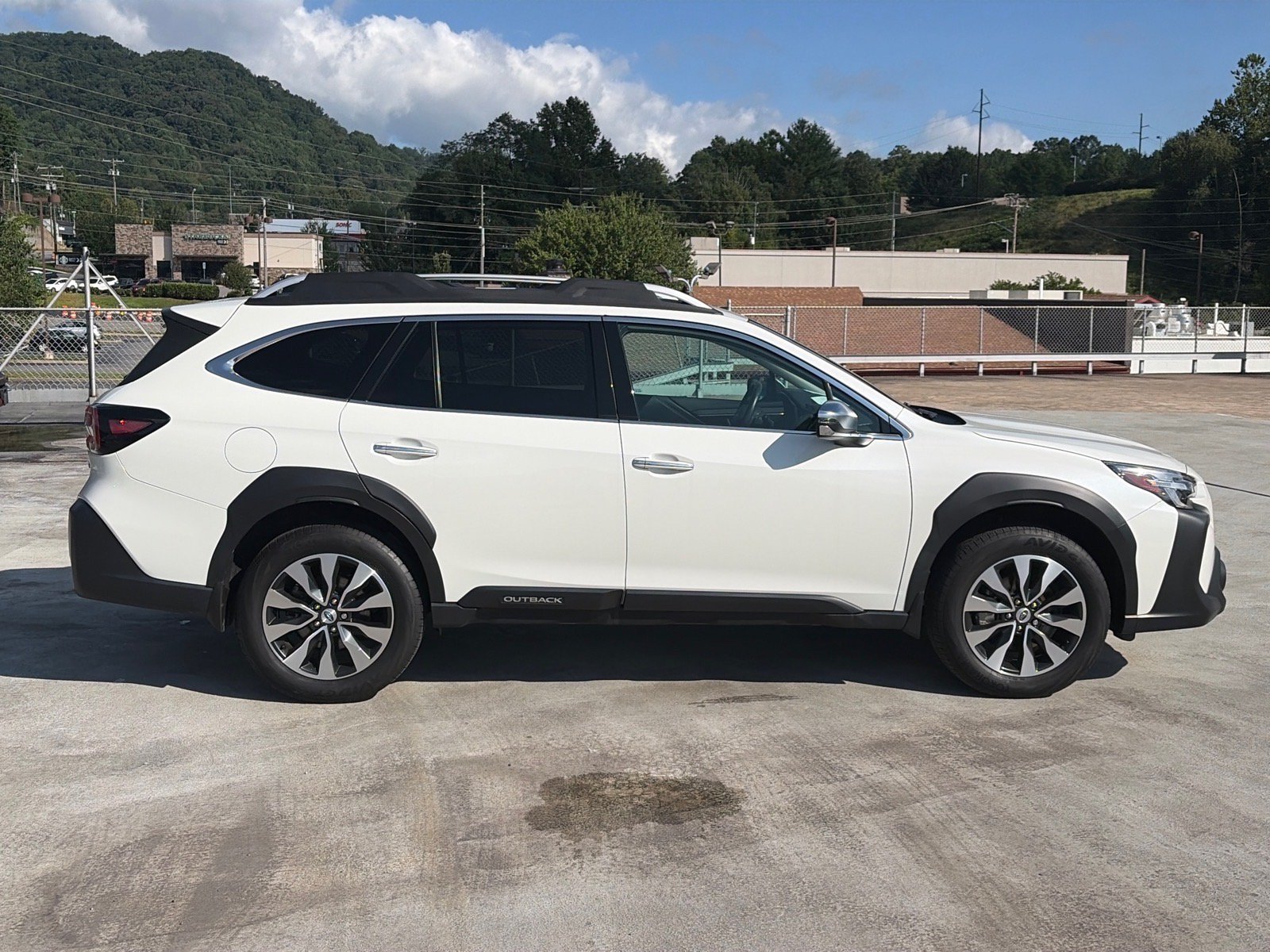 Used 2023 Subaru Outback Touring XT AWD/4WD image 2