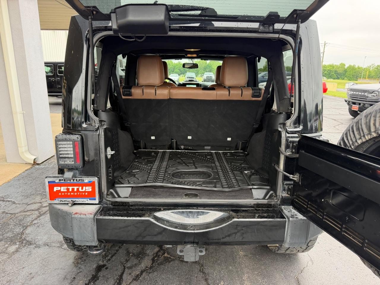 Used 2017 Jeep Wrangler Unlimited Sahara w/ Connectivity Group AWD/4WD image 5