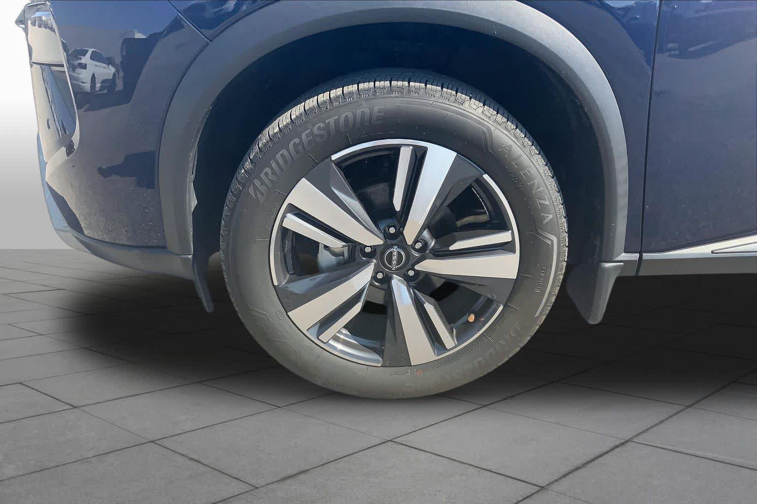 Used 2025 Nissan Rogue SL FWD image 11