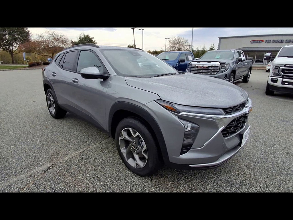 Used 2025 Chevrolet Trax LT FWD image 2