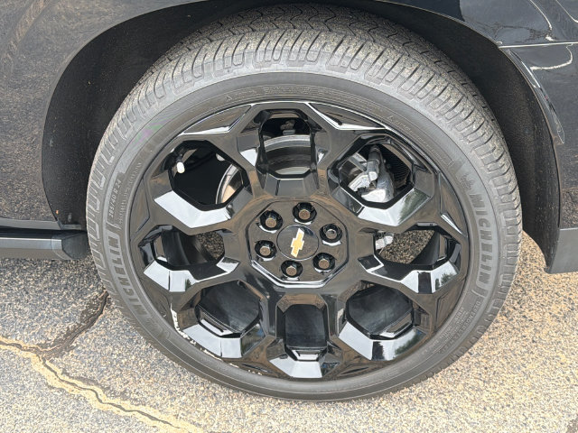 Used 2025 Chevrolet Suburban High Country AWD/4WD image 23