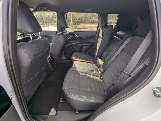 Used 2023 Mitsubishi Outlander SE image 32