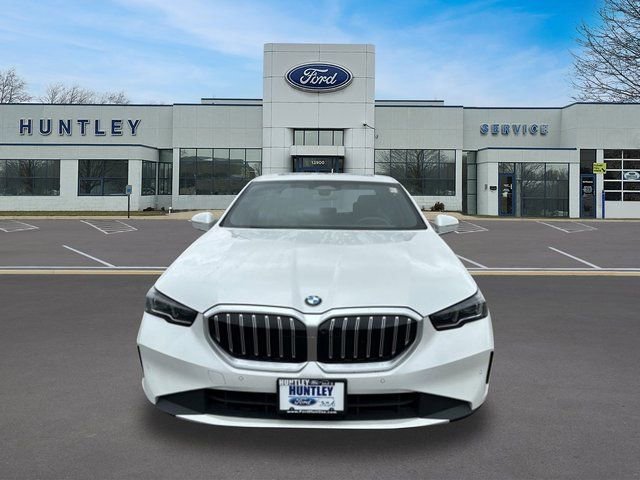 Used 2025 BMW 530i xDrive w/ Premium Package AWD/4WD image 2