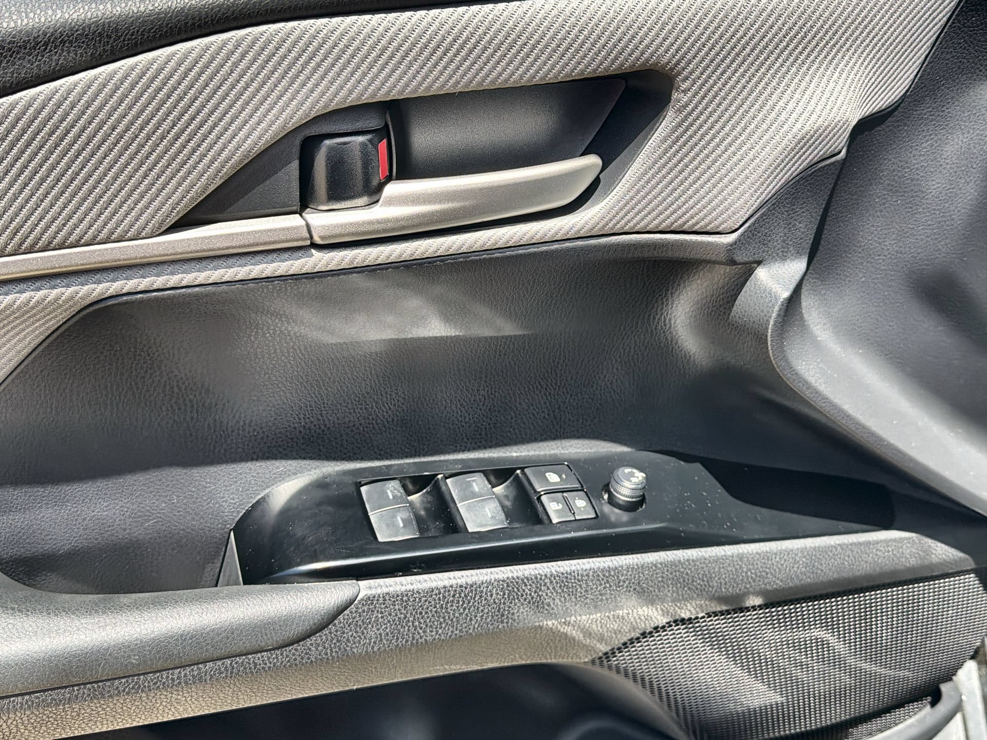 Used 2025 Toyota Camry SE FWD image 5