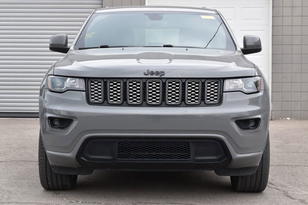 Used 2022 Jeep Grand Cherokee Laredo X image 2