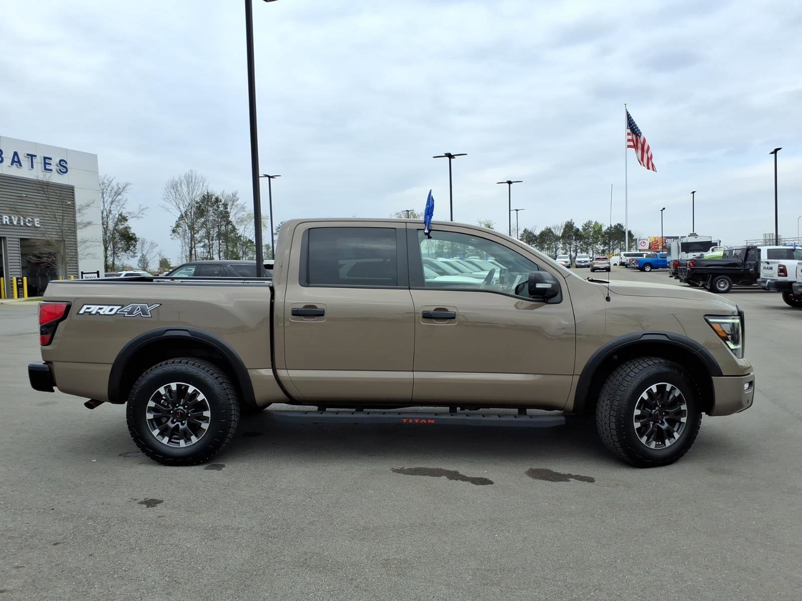 Used 2021 Nissan Titan PRO-4X w/ Pro-4x Convenience Package image 6