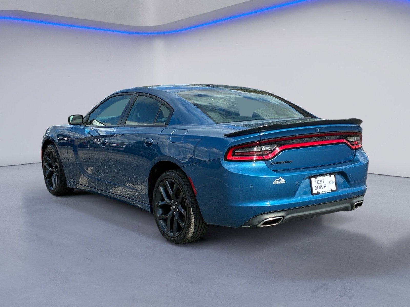 Used 2022 Dodge Charger SXT w/ Blacktop Package RWD image 3