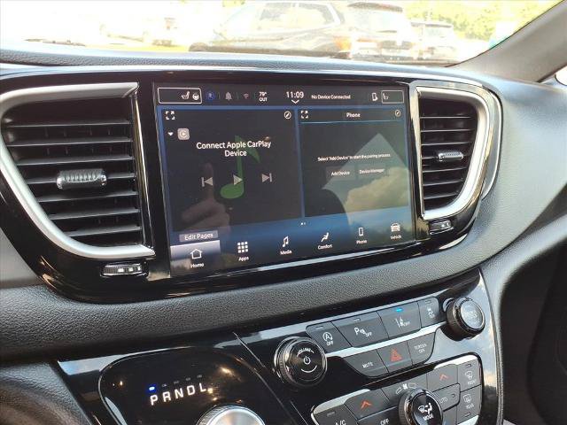 Used 2025 Chrysler Pacifica Select FWD image 12