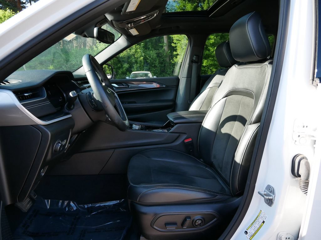Used 2022 Jeep Grand Cherokee Altitude AWD/4WD image 14