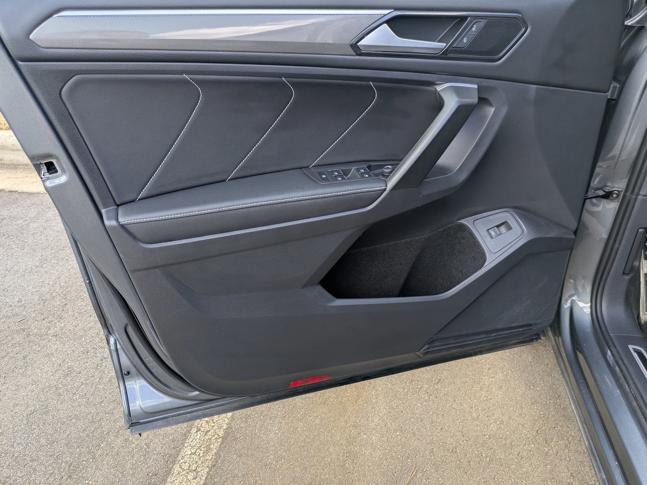 Used 2024 Volkswagen Tiguan SE R-Line image 10