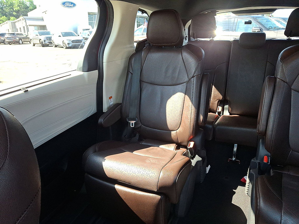 Used 2023 Toyota Sienna Platinum AWD/4WD image 12