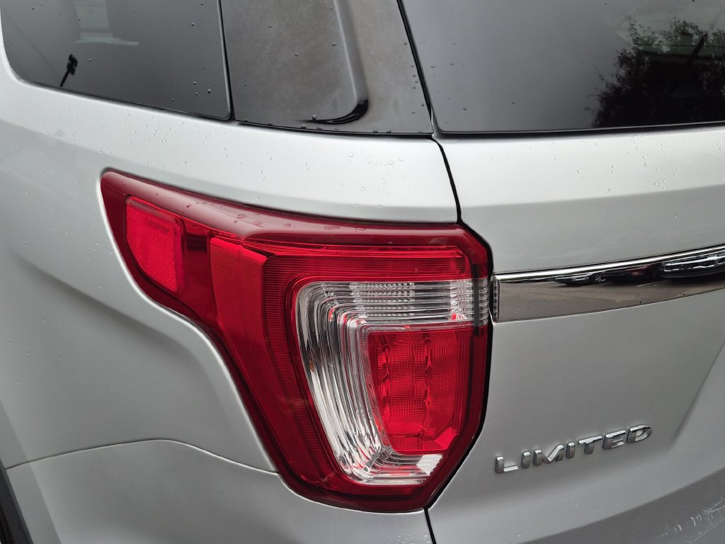 Certified 2018 Ford Explorer Limited AWD/4WD image 10