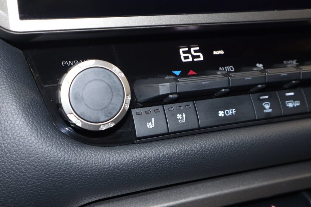 Used 2024 Toyota Tundra Limited AWD/4WD image 6