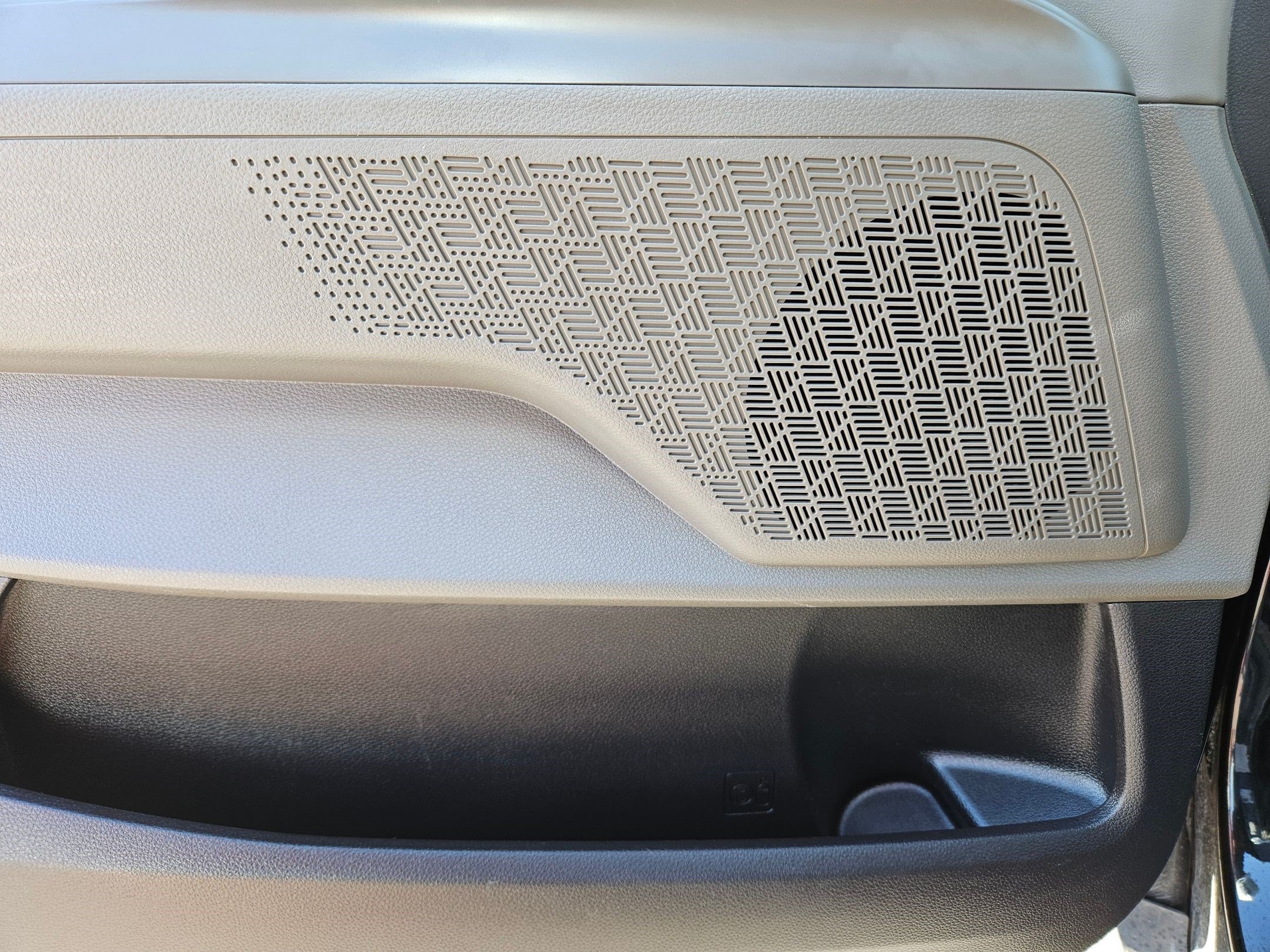 Used 2025 Kia Carnival FWD image 24