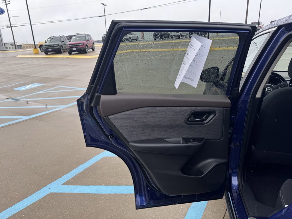 Used 2023 Nissan Rogue S image 27