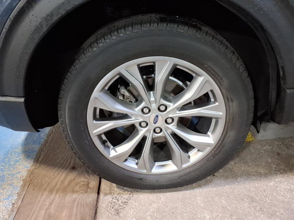 Certified 2022 Ford Explorer XLT w/ Equipment Group 202A image 5