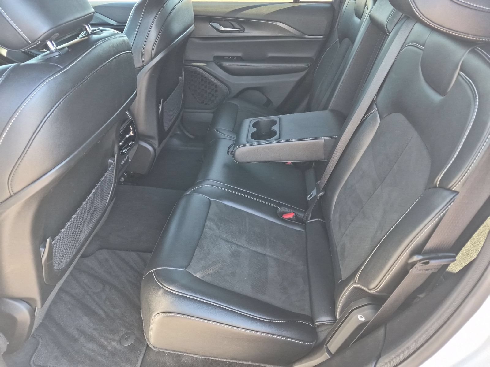 Used 2025 Jeep Grand Cherokee Altitude AWD/4WD image 25