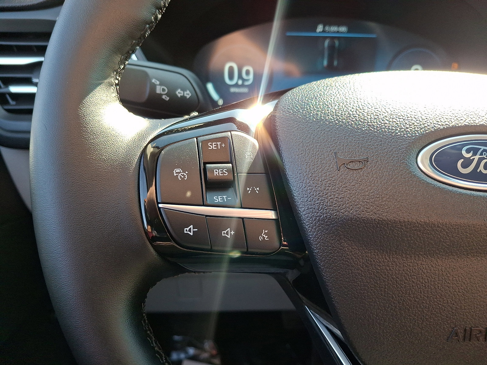 Certified 2025 Ford Escape Platinum w/ Premium Technology Package image 21