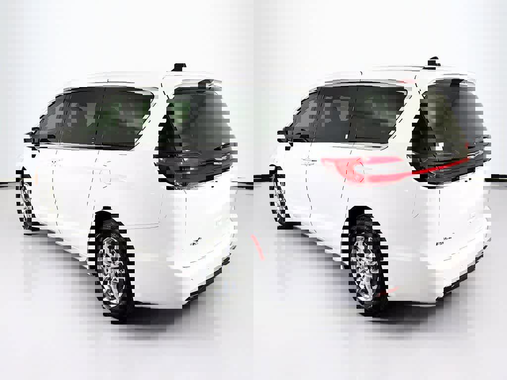 Used 2024 Chrysler Pacifica Touring-L image 3